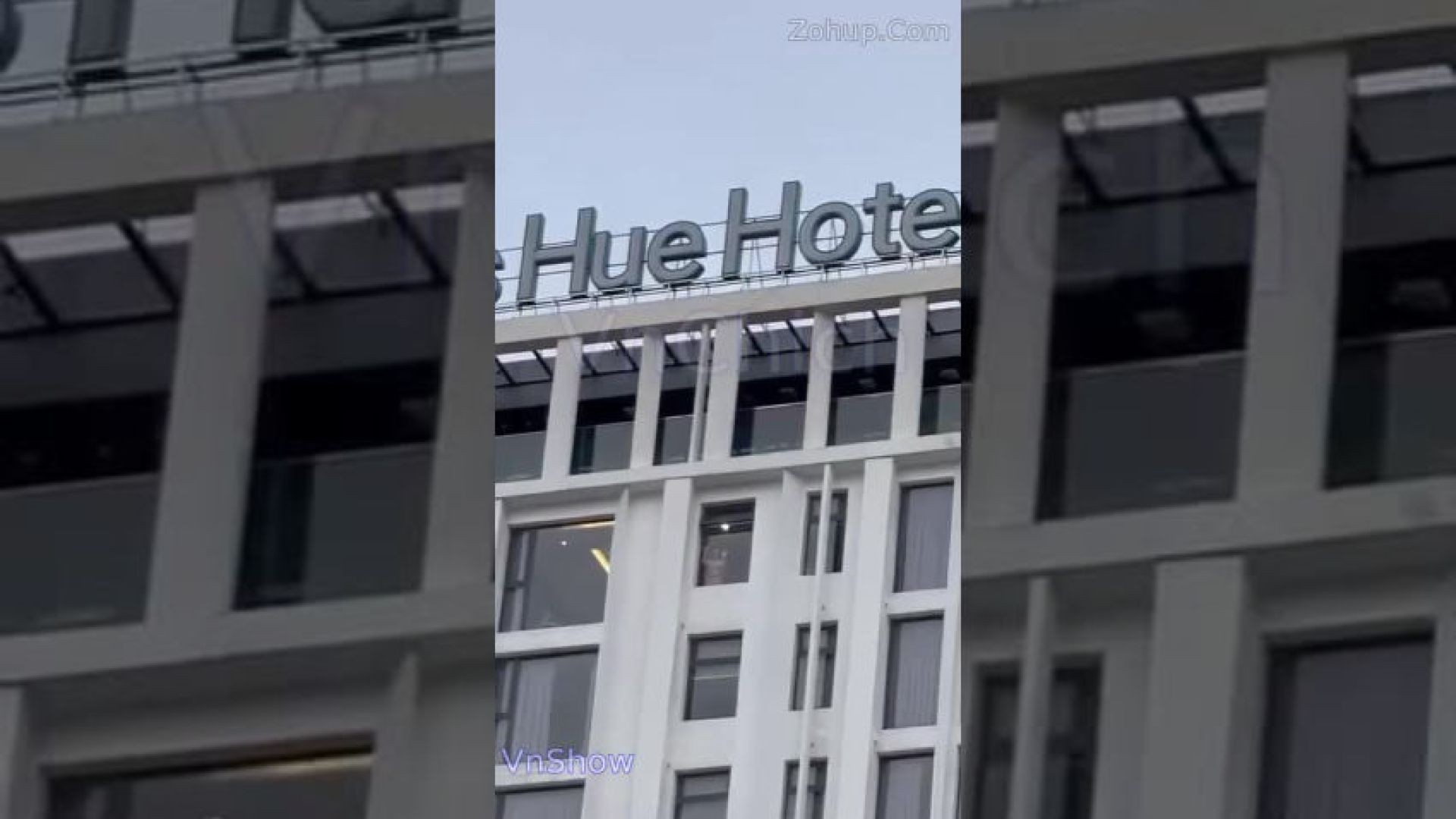 ⁣[VnChich] Em gái xứ huế lau kính đón bão ở White Lotus Hue Hotel bị quay lại coi hứng ghê