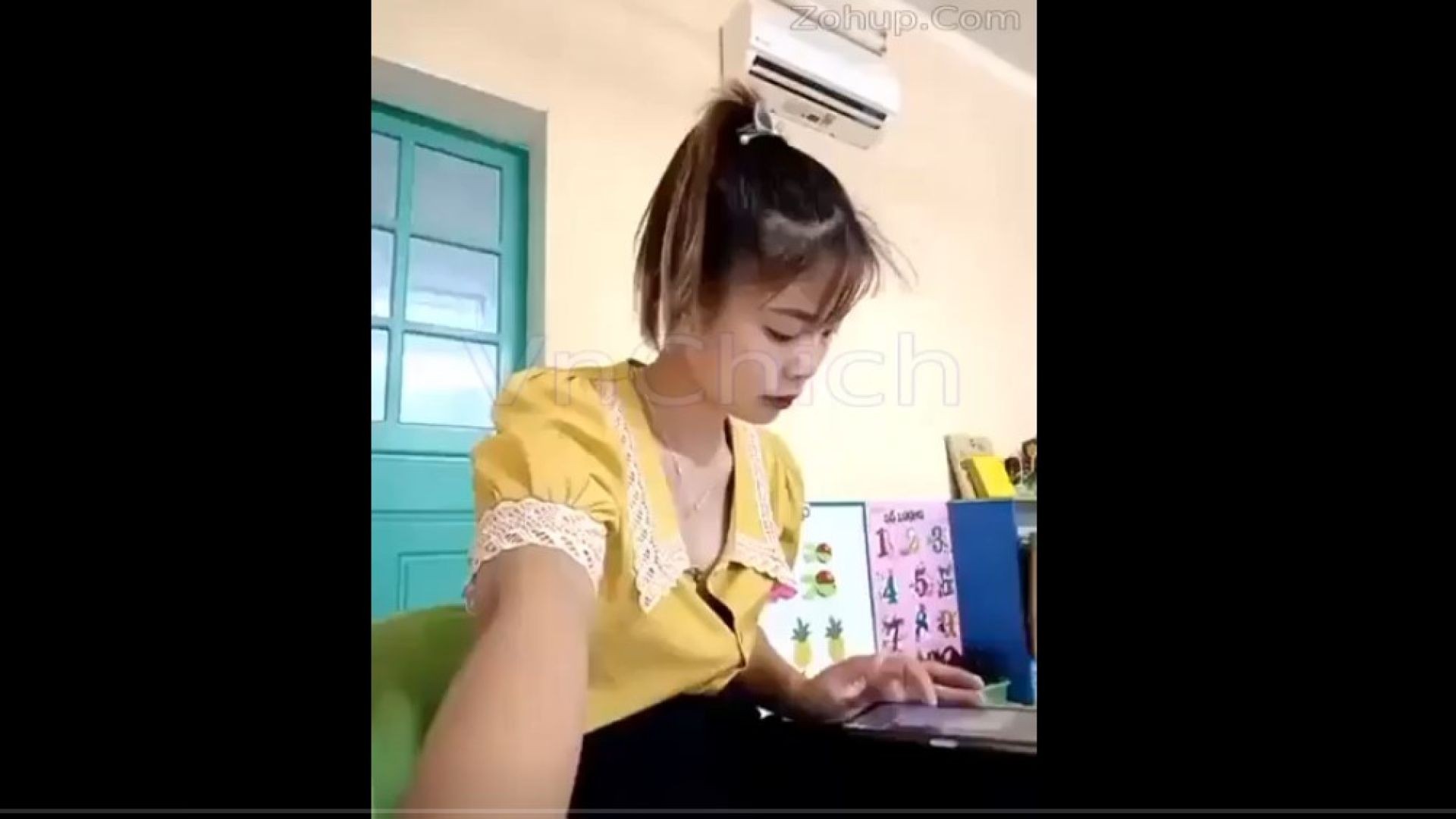 ⁣Cô giáo mầm non vừa dạy học vừa livestream show lồn đang hot - P2 ~ VietNam Porn